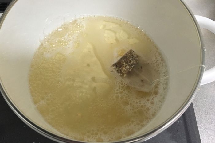 白ワインを鍋にかける様子