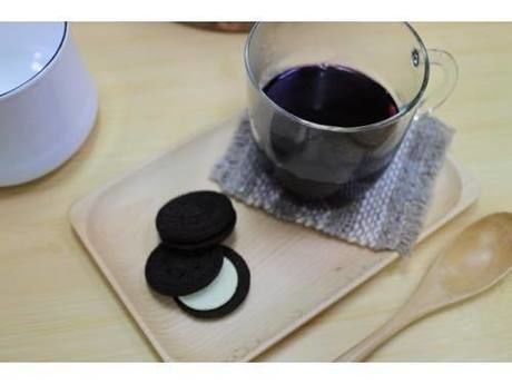 カップに入ったリンゴジャムのホットワイン