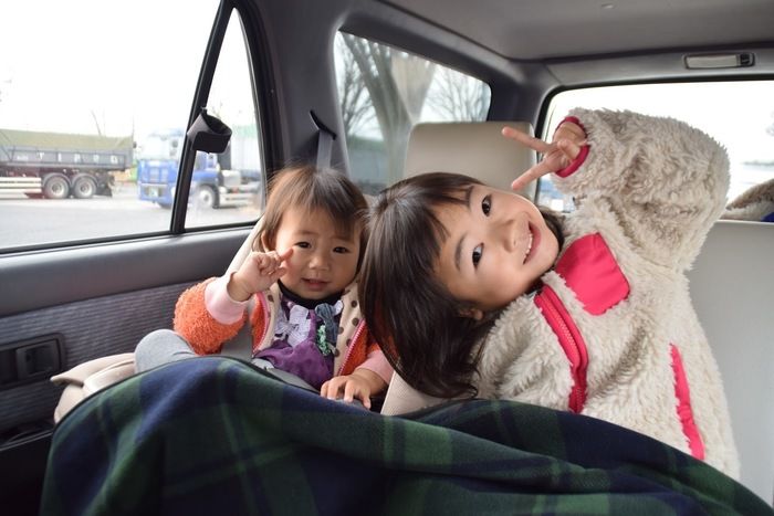 ピースをする子供