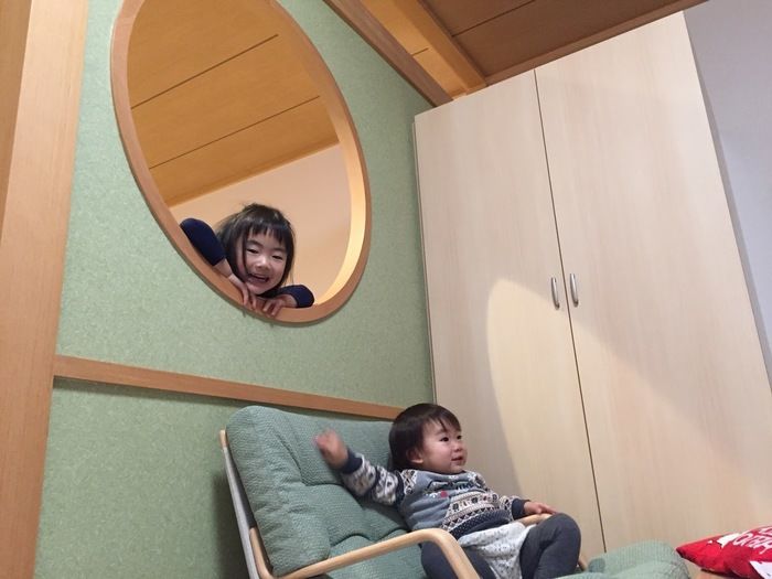 休暇村日光湯元の和洋室ではしゃぐ子供