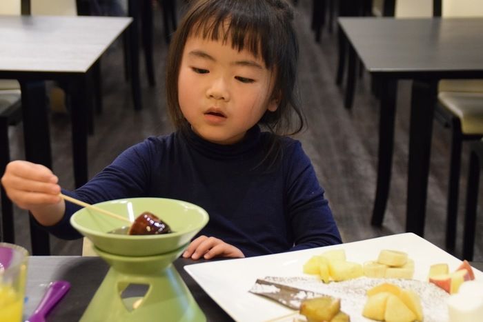 ご飯を食べる子供