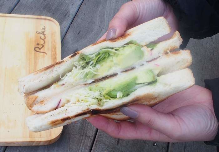 アボカドの入ったホットサンド