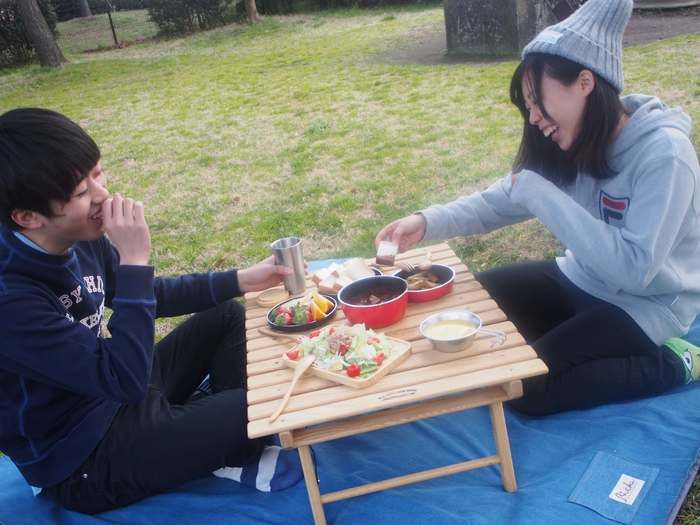 ピクニックを楽しむ男女