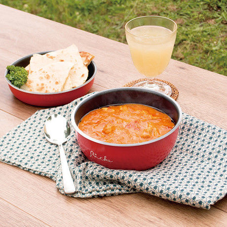 リッケの器に入れられたカレーとナン