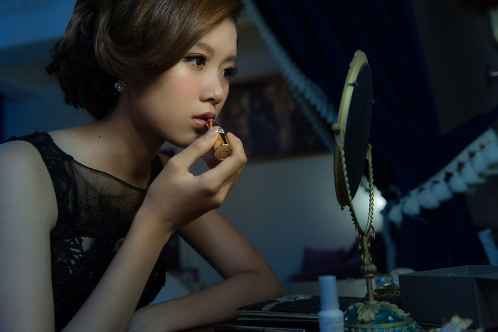 化粧をする女性