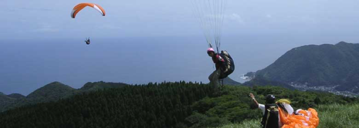 静岡県、今井浜フライングスクールでハンググライダーをする人