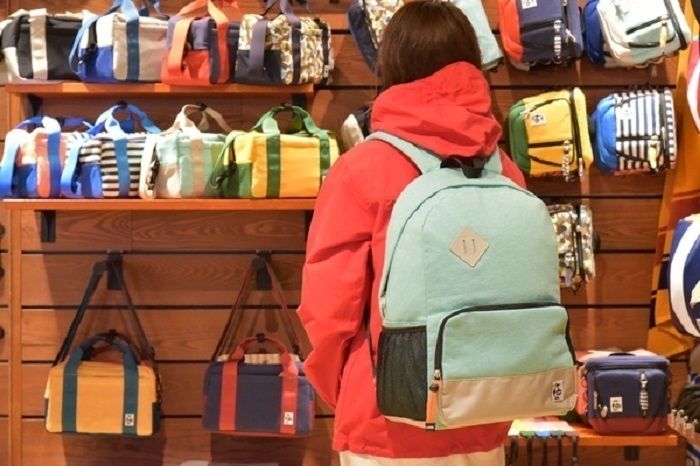 チャムスの水色のリュックを背負った女性