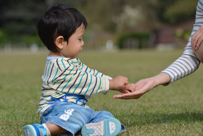 公園で遊ぶ子供