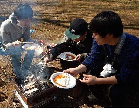 智光山公園のバーベキュー場でバーベキューをする人々