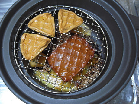 ダッチオーブンで燻製したチーズ