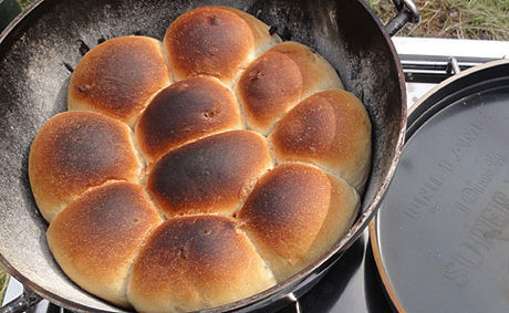 ダッチオーブンで焼き上げたロールパン