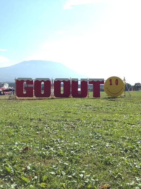 GO OUT の看板