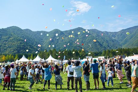 GO OUT CAMP のフリスビー Catch & Throwを楽しむ人々