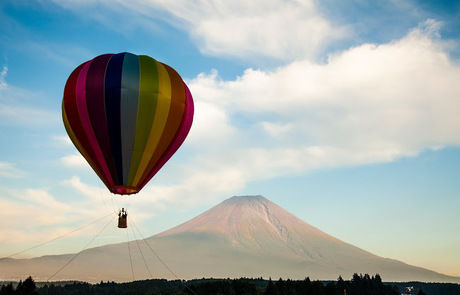気球と富士山