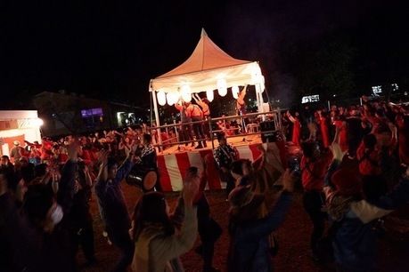 GO OUT CAMPのお祭りで盛り上がる人々