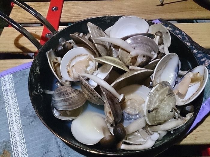 薪ストーブの上で作ったハマグリの酒蒸し