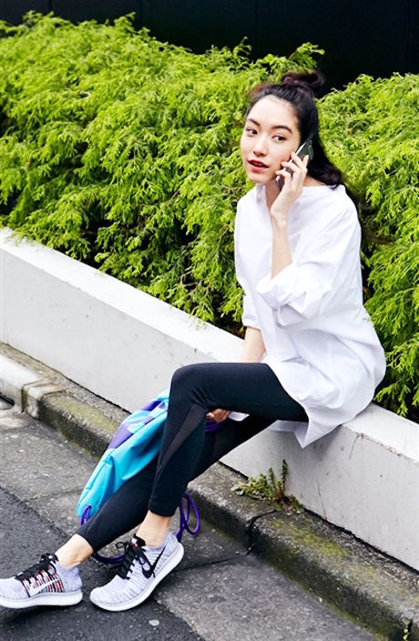 レギンスと大きめシャツを着こなす女性