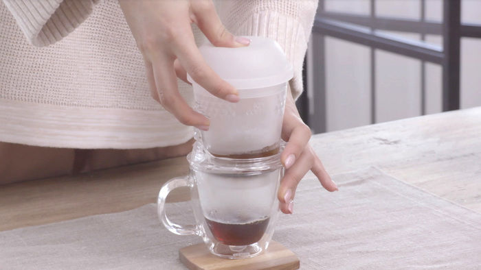 push pressoでコーヒーを淹れる様子