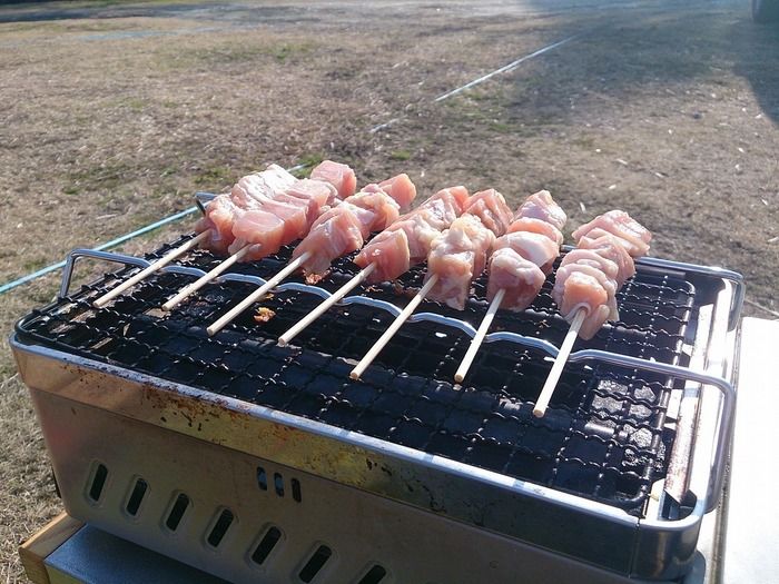 「炉ばた大将」で串焼きを焼く様子