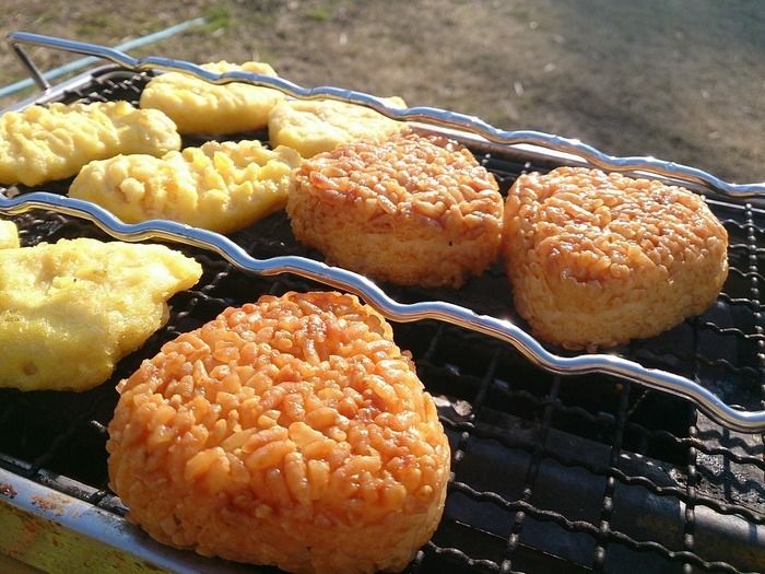 「炉ばた大将」で焼きおにぎりを焼く様子