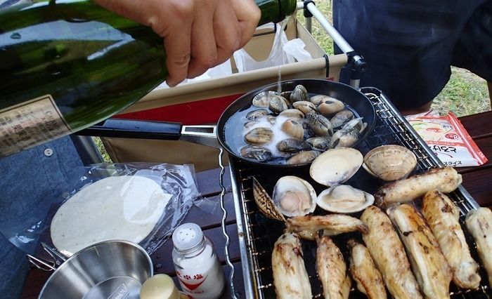 焼き網で食材を焼く様子