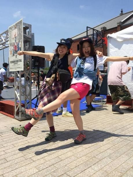 アウトドアシューズを履いている女性2人組