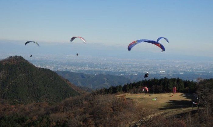 堂平スカイパークパラグライダースクールで空を飛ぶ人々