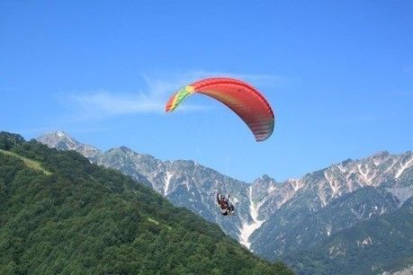 ソラトピア パラグライダースクールで山際を飛ぶ人