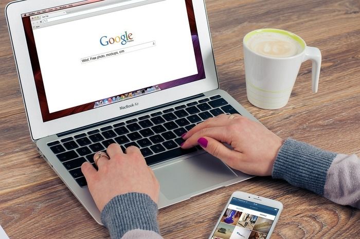 パソコンでGoogle検索をする様子