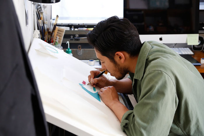 デザイナーがキャンバスに絵を描く様子