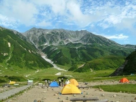 雷鳥沢キャンプ場の山々とカラフルなテント