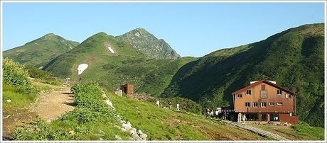雷鳥沢ヒュッテの山々とロッジ立山連峰