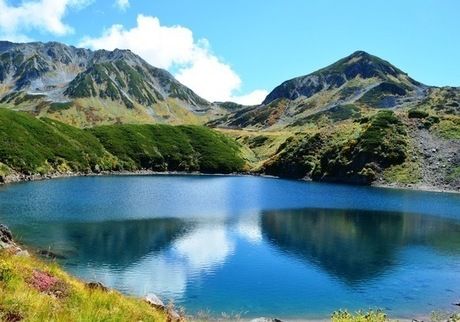 湖面に立山連峰が映るみどりが池