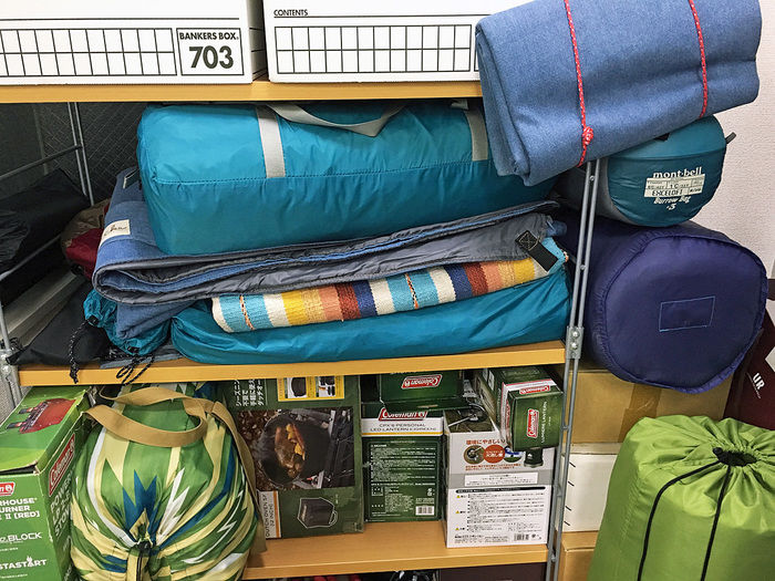 部屋の中で積まれたキャンプ道具
