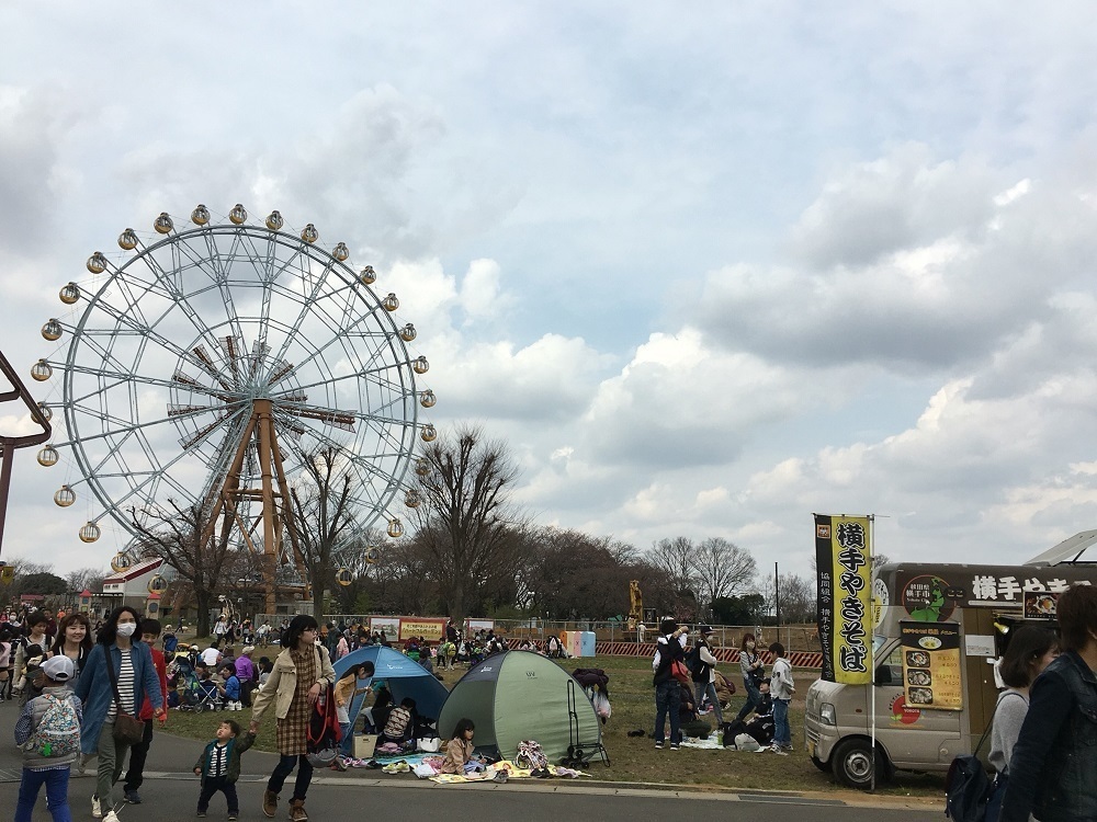 東武動物公園の遊園地にある広場です。