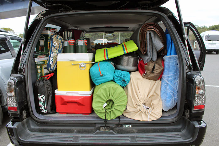 車に積み込まれたキャンプ道具たち
