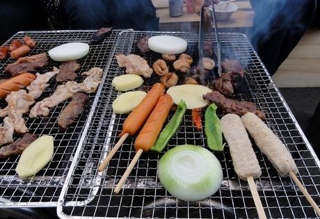 網の上で焼かれた食材
