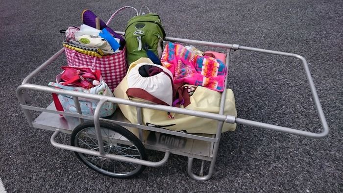 たくさんのキャンプグッズが乗ったリヤカー