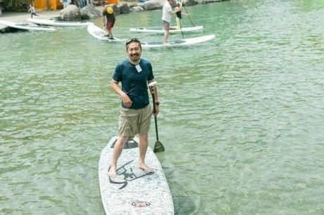 川のアクティビティーSUPを体験する男性
