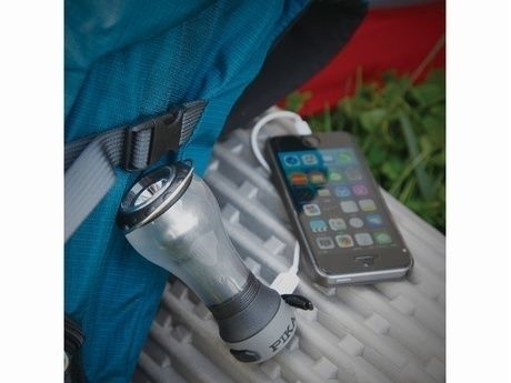 UCOのアルカで携帯を充電する様子