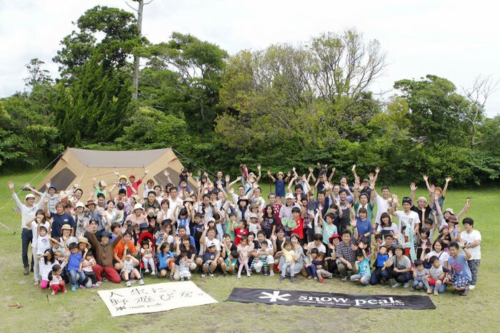 スノーピークのキャンプイベントを楽しむ人々の集合写真