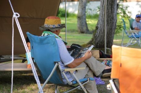 椅子に座って本を読む人