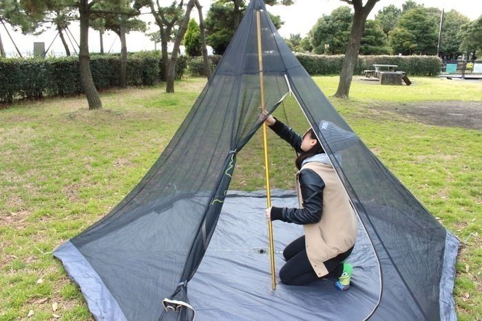 ロゴス LOGOS ナバホTepee 400を設置する女性