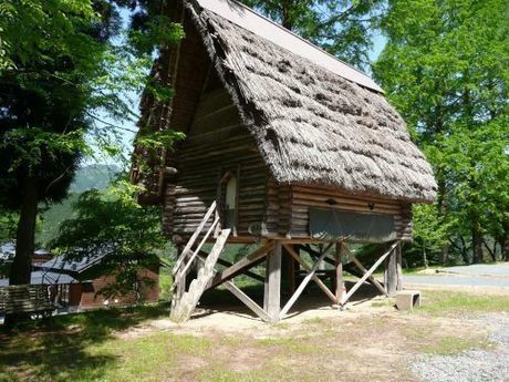 【兵庫県】ログハウスとキャンプの石ヶ堂古代村の高床式倉庫