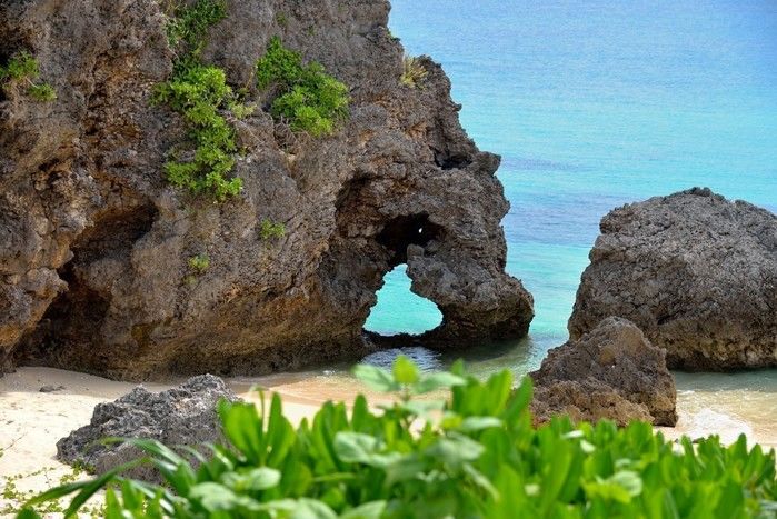 宮古島のビーチと岩場