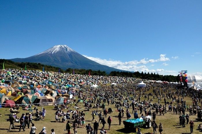 富士山の麓で行われるイベントの様子