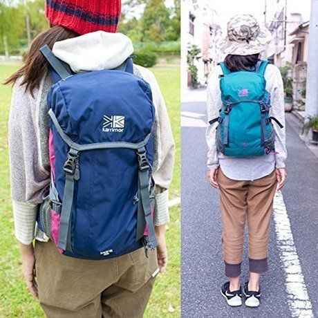 カリマーのリュックを背負った女性の後ろ姿