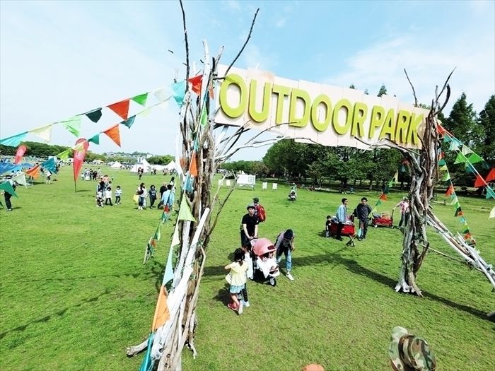 OUTDOOR PARKの入り口ゲート付近の人々