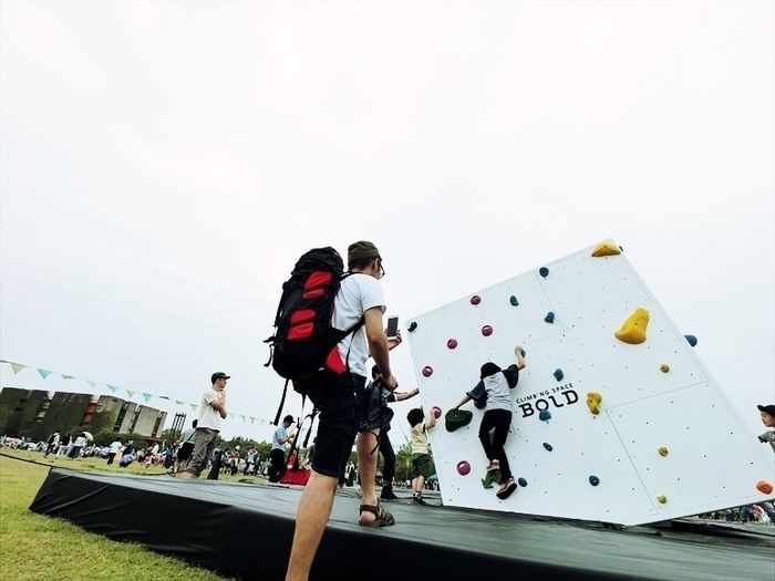 クライミングスペース BOLDのブースでボルダリングを楽しむ親子