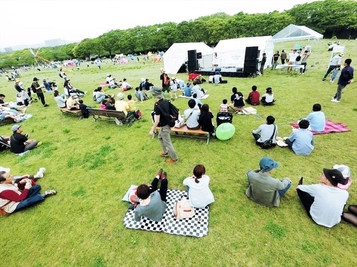 ライブスペースで音楽を聞きながらくつろぐ人々